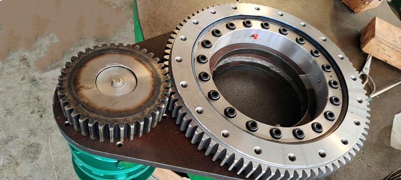 Transmission device: the gear drives the slewing ring to rotate